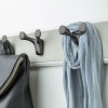 Der doppelte Wandhaken an der Wand montiert