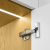Una bisagra invisible para empotrar puertas de muebles en una furgoneta camperizada