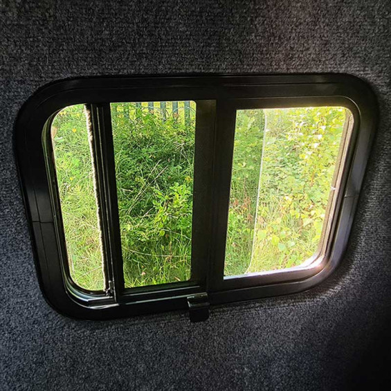 ventana universal corredera izquierda 457x382mm con mosquitera instalada en panel de fibra de vidrio para Volkswagen T6