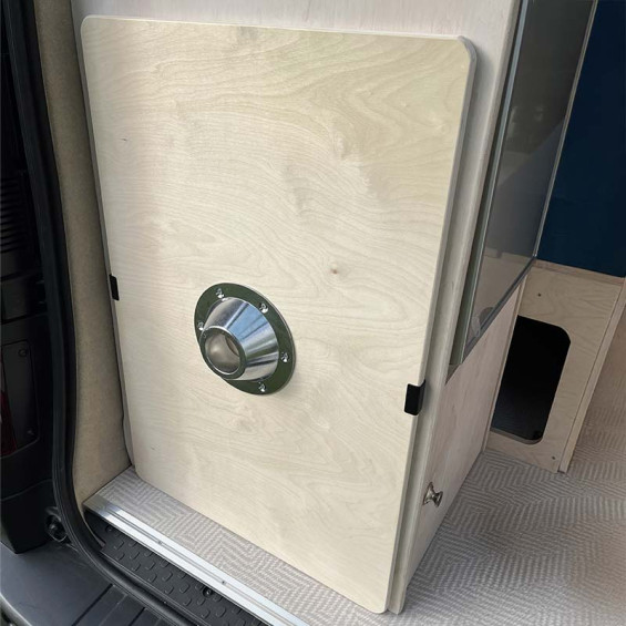 Installation von zwei Befestigungswinkeln an der Wand eines Möbels zur Aufbewahrung einer Tischplatte mit 15 mm Stärke