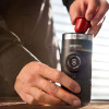 Nespresso-Kapsel in die Kaffeemaschine eingeführt