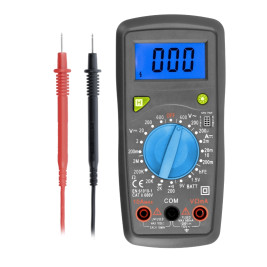 Digitales Multimeter zum Testen von elektrischen Schaltkreisen im Van