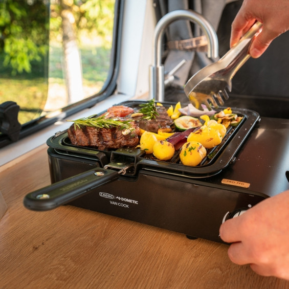 Grillen auf dem Gaskocher Van cook in einem Van