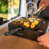 Grillen auf dem Gaskocher Van cook in einem Van