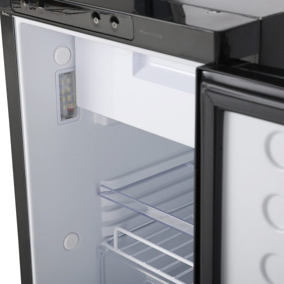 Interior del refrigerador 12V Nomadic Ark 50L con compartimento freezer y rejillas extraíbles