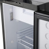 Interior del refrigerador 12V Nomadic Ark 50L con compartimento freezer y rejillas extraíbles