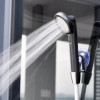 Autonome tragbare Dusche mit Akku, verwendet an der Rückseite eines ausgebauten Transporters für eine Toilette im Freien.