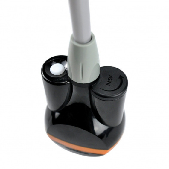 Nahaufnahme der kompakten Pumpe mit integriertem Lithium-Akku und USB-Typ-C-Ladeanschluss.