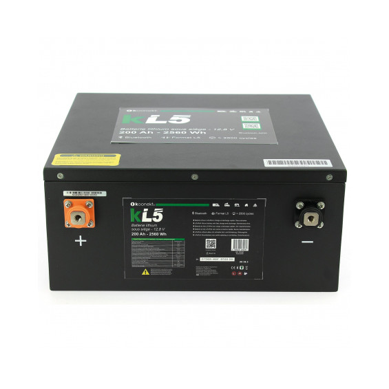 Lithium-Batterie LiFePO4 Koonekt KL5 200Ah Untersitz - Vorderansicht mit technischem Etikett und Anschlüssen