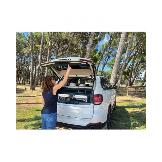 Kitch&Box Incasa 95x50 cm instalado en el maletero abierto de un SUV blanco en camping