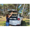Kitch&Box Incasa 95x50 cm im geöffneten Kofferraum eines weißen SUV beim Camping installiert