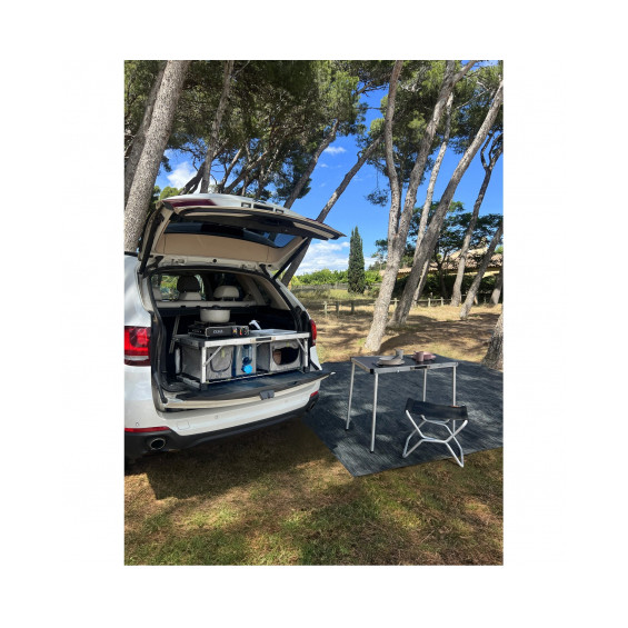 Maletero de SUV blanco abierto con el Kitch&Box Incasa plegado en el interior, listo para el transporte
