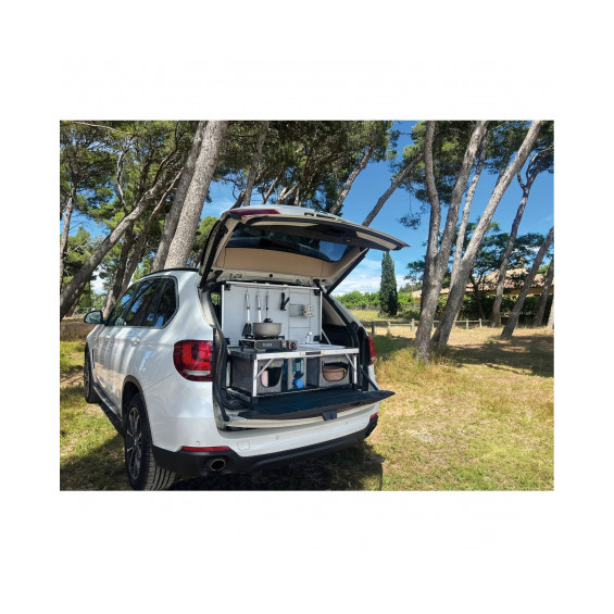 Kitch&Box Incasa 95x50 cm abierto en el maletero de un SUV blanco, accesorios de cocina visibles