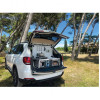 Kitch&Box Incasa 95x50 cm abierto en el maletero de un SUV blanco, accesorios de cocina visibles