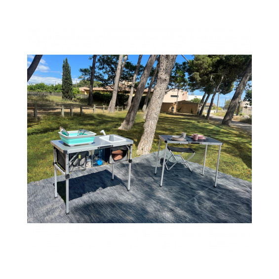 Mueble de cocina Kitch&Box Incasa 95x50 cm desplegado en exterior, vista general bajo los pinos