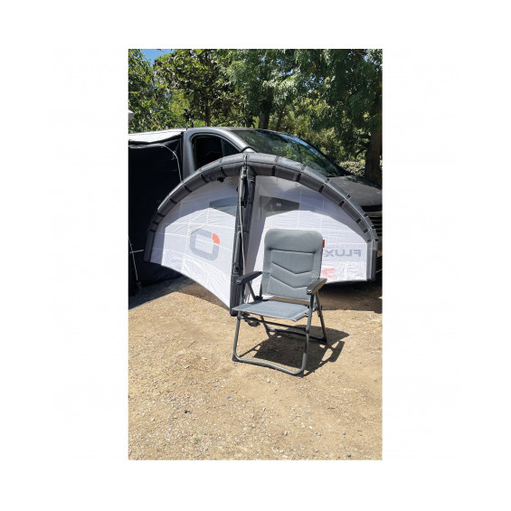 Sillón Nomado Soplair desplegado en exterior frente a un toldo de van, vista en tres cuartos