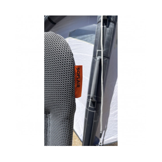 Detalle de la tela 2D Mesh y la estructura de aluminio de 25 mm del sillón Nomado Soplair