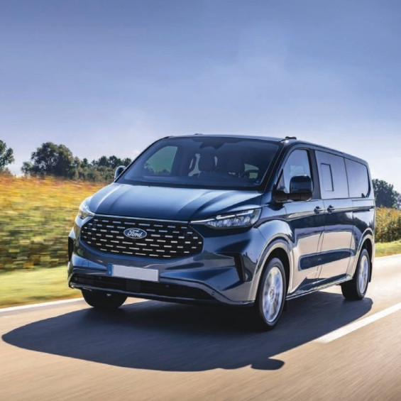 Ford Transit Custom 2023 mit bündigem Fenster vorne rechts in Fahrt
