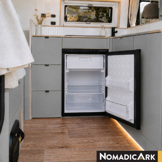 Refrigerador 50l Nomadic Ark abierto en una cocina de furgoneta amenagada