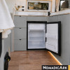 Refrigerador 50l Nomadic Ark abierto en una cocina de furgoneta amenagada