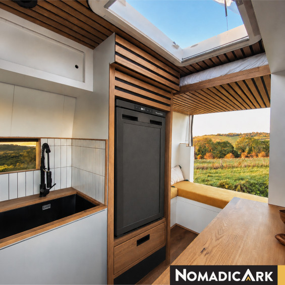 85-Liter-Kühlschrank schwarz Nomadic Ark, eingebaut in eine Holzsäule eines Vans