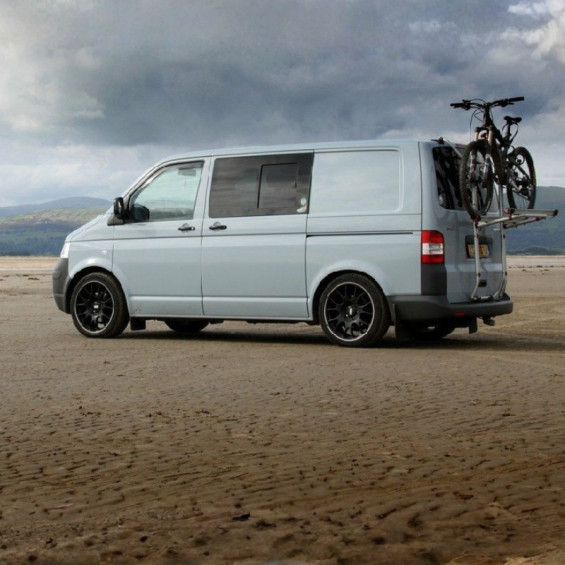 Ventana lateral corredera delantera izquierda con apertura trasera en un Volkswagen Transporter T6