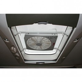 ventilador universal para claraboya instalado en una furgoneta camperizada