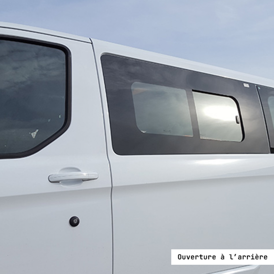 fenêtre coulissante avant gauche custom avec ouverture à l'arrière