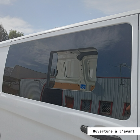 fenêtre latérale coulissante avant droite custom avec ouverture à l’avant