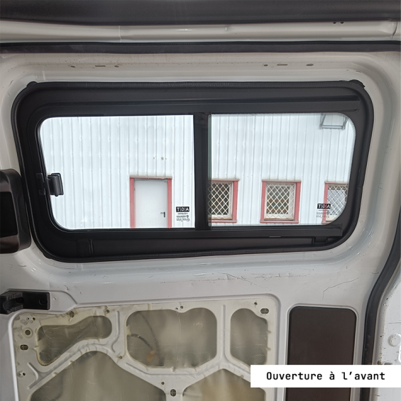 finition intérieure fenêtre latérale coulissante avant droite transit custom