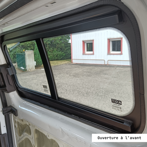 finition intérieure fenêtre latérale coulissante avant droite custom