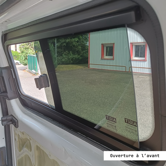 finition intérieure fenêtre coulissante avant droite custom