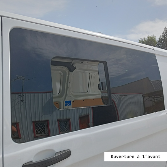fenêtre latérale coulissante avant gauche custom avec ouverture à l’avant