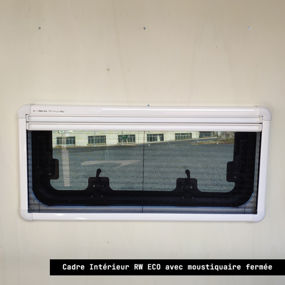 cadre intérieur avec moustiquaire et store occultant
