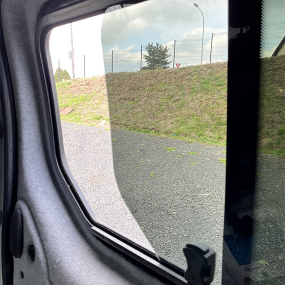 baie vitrée coulissante droite trafic 2 avec ouverture à l'avant