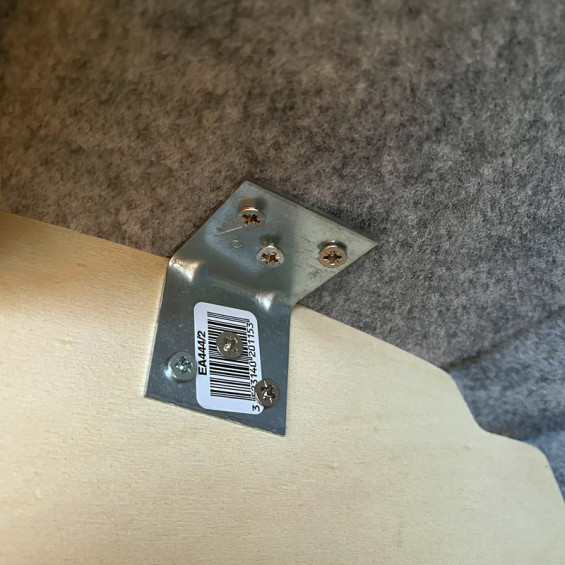 comment fixer un meuble en haut dans van aménagé ?