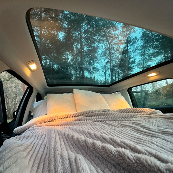 Install a sleeping set in the boot of your vehicle