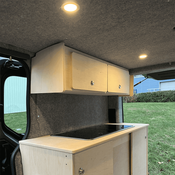 installer des spots led encastrables sur un plafond en fourgon aménagé