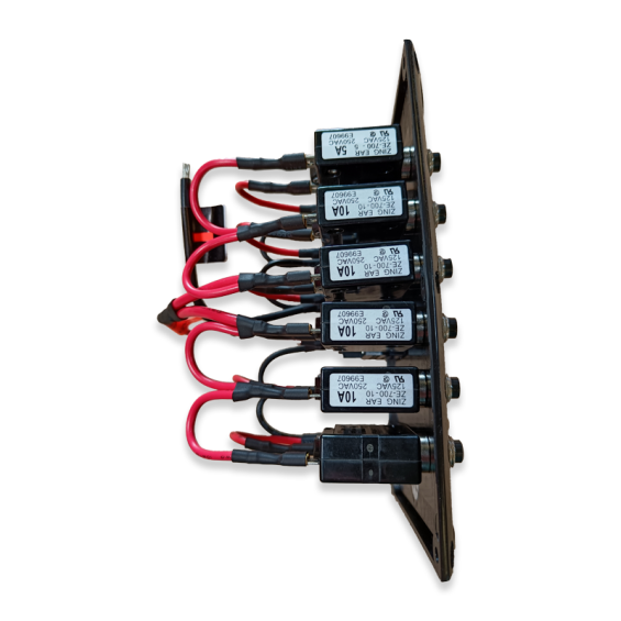 Vorverdrahtete Schalttafel mit sechs Schaltern, sechs Sicherungsautomaten für elektrische Installation in ausgebautem Transporte