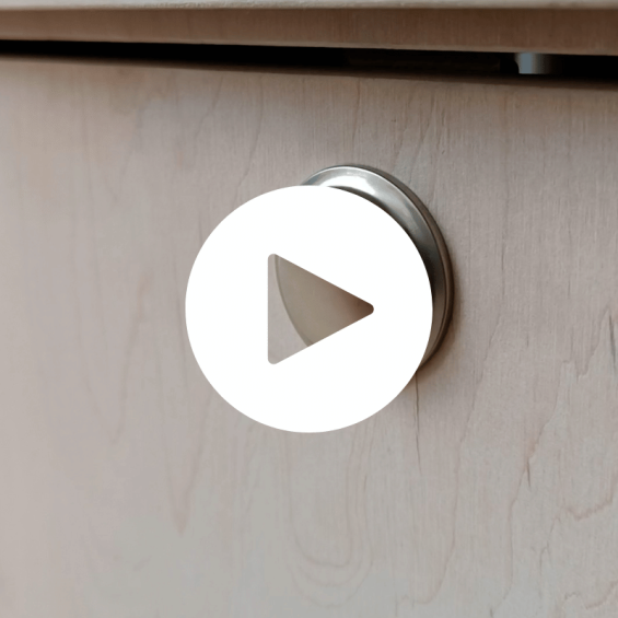 presentación cerradura push lock con tope de cierre sobre panel de madera 15mm